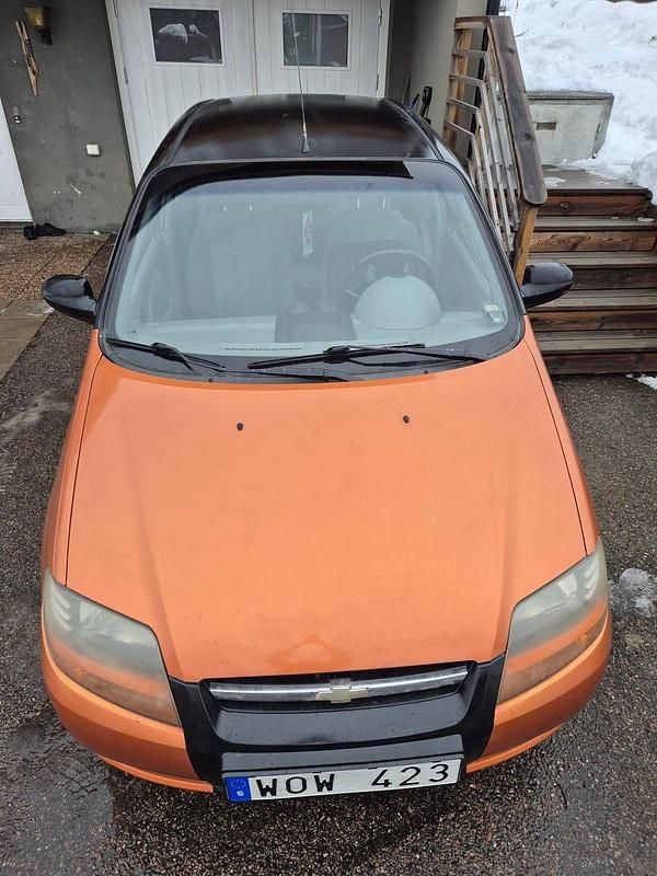 Bilen är orange/svart Begagnad 2005 Chevrolet Kalos | 19 000 kr (Marknadspris) - Bild 1/4