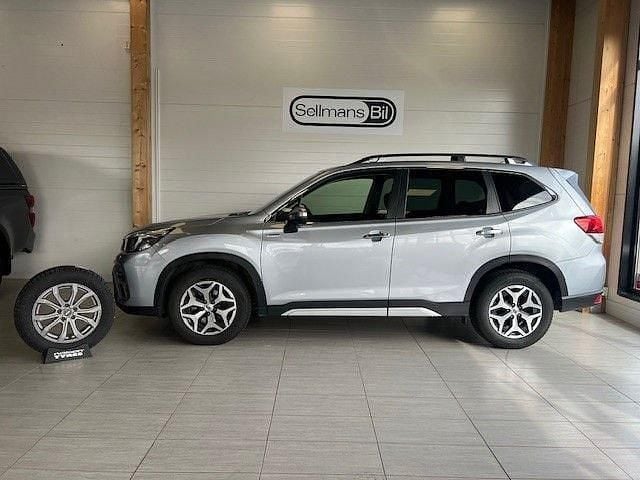 Silver Begagnad 2019 Subaru Forester Active SUV | 279 000 kr (Marknadspris) - Bild 1/4