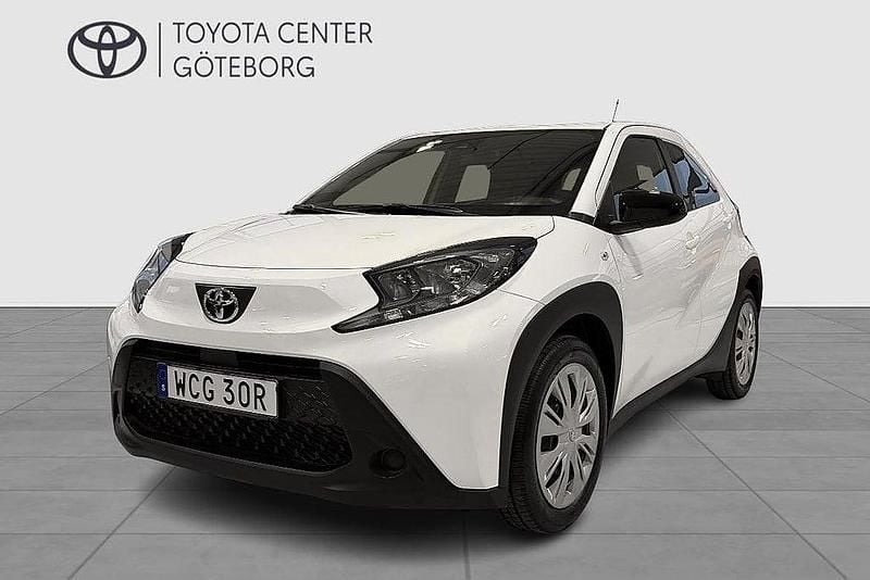Vit Ny 2025 Toyota Aygo X Play SUV | 179 900 kr (Marknadspris) - Bild 1/4