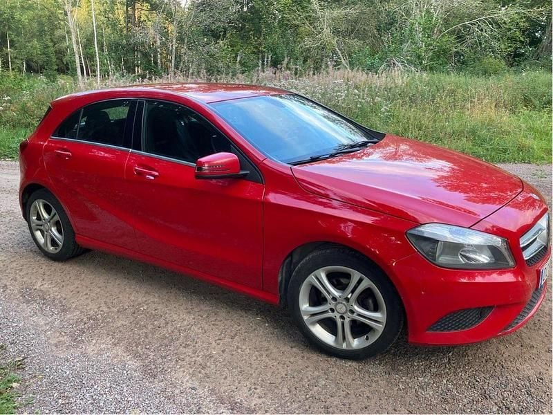 Röd Begagnad 2014 Mercedes A180 Urban Halvkombi | 100 000 kr (Superpris) - Bild 1/4