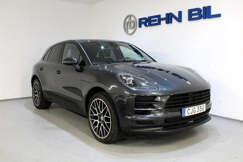 Grå Begagnad 2019 Porsche Macan Sport SUV | 529 000 kr (Marknadspris) - Bild 1/4