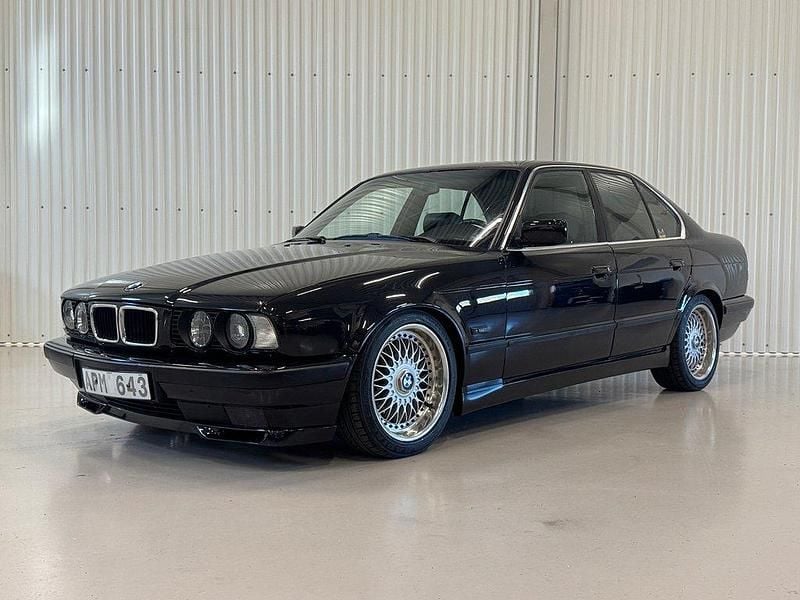 Ljusgrå Begagnad 1993 BMW 540 Sedan | 149 900 kr - Bild 1/4