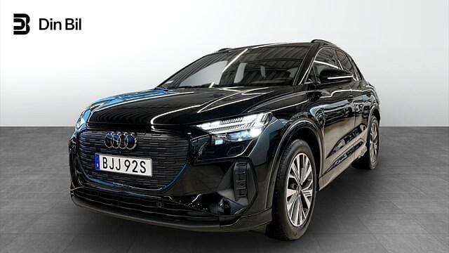 Svart Begagnad 2025 Audi Q4 e-tron Advanced Plus SUV | 559 000 kr (Marknadspris) - Bild 1/4
