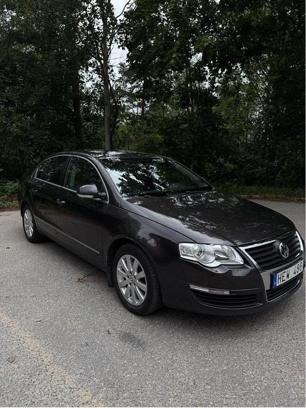 Brun Begagnad 2007 VW Passat Sedan | 29 000 kr (Marknadspris) - Bild 1/4