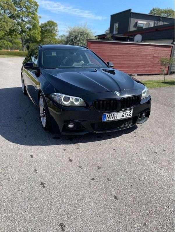 Svart Begagnad 2014 BMW 530 M Sport Kombi | 219 000 kr (Marknadspris) - Bild 1/4
