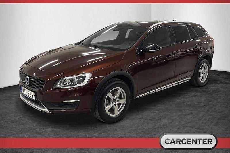 Brun Begagnad 2016 Volvo V60 CC Summum Kombi | 179 500 kr (Marknadspris) - Bild 1/4