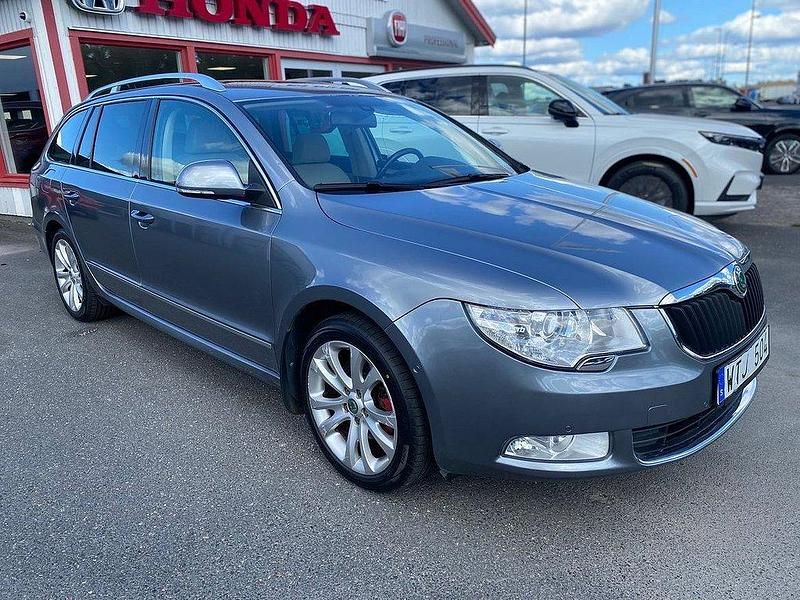 Silver Begagnad 2010 Skoda Superb Elegance Kombi | 94 900 kr (Marknadspris) - Bild 1/4