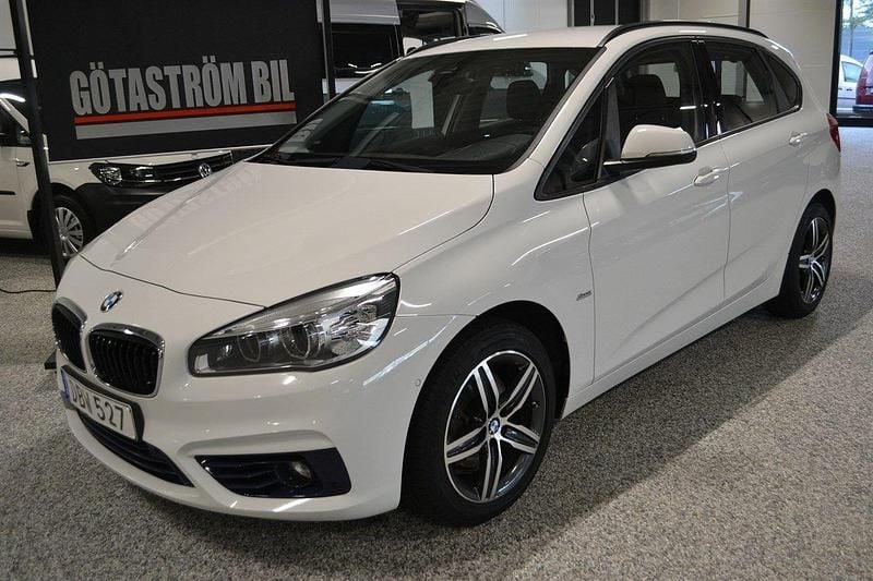 Vit Begagnad 2015 BMW 218 Active Tourer Sport Line Minibuss | 90 000 kr (Superpris) - Bild 1/4