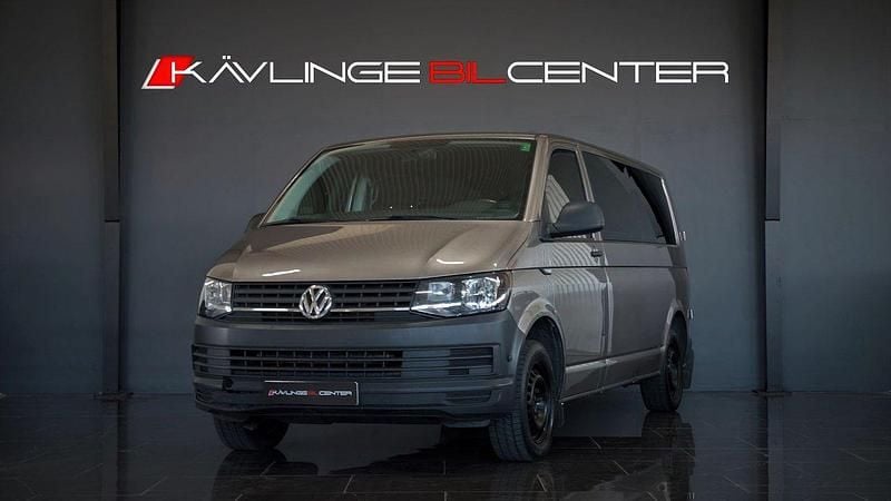 Grå Begagnad 2017 VW Caravelle Trendline Minibuss | 235 500 kr (Marknadspris) - Bild 1/4