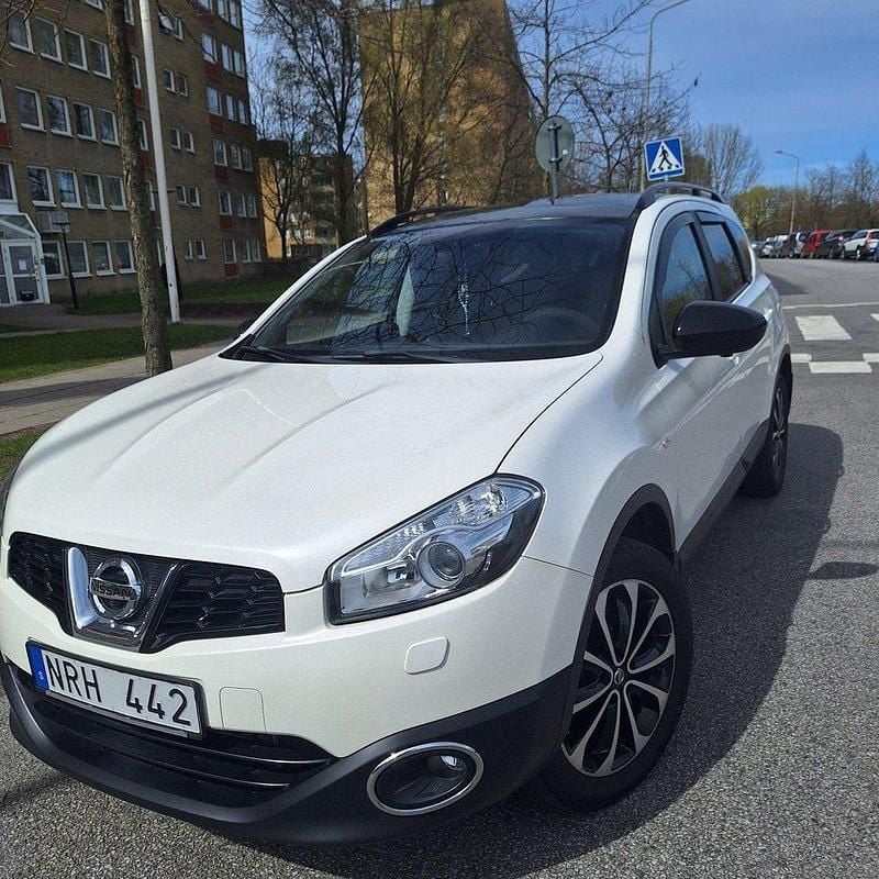 Vit Begagnad 2013 Nissan Qashqai +2 SUV | 95 800 kr (Marknadspris) - Bild 1/4