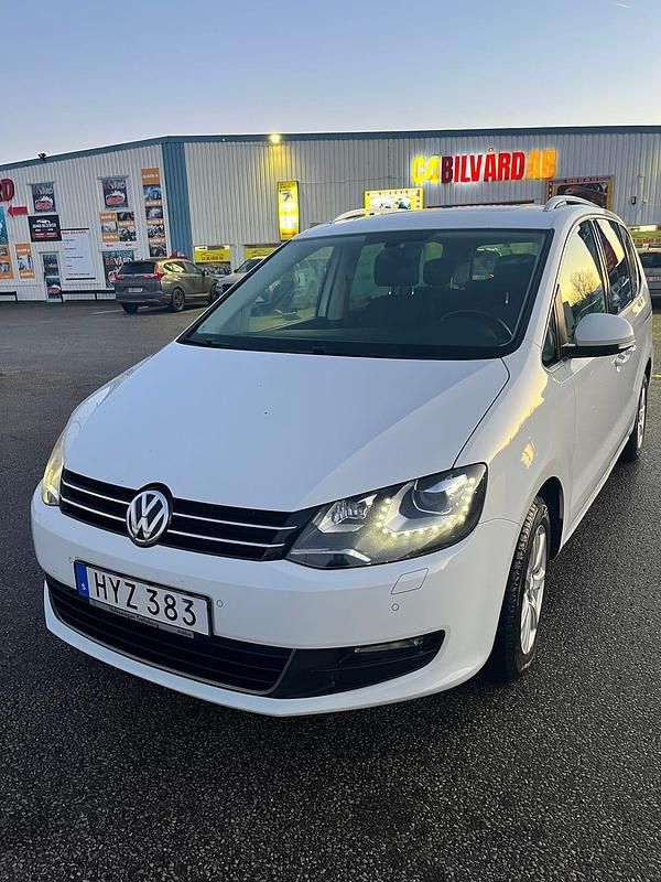 Vit Begagnad 2016 VW Sharan Minibuss | 115 000 kr (Marknadspris) - Bild 1/4