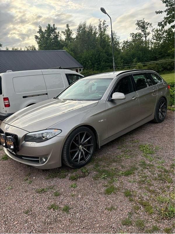 Silver Begagnad 2011 BMW 525 Kombi | 115 000 kr (Marknadspris) - Bild 1/4
