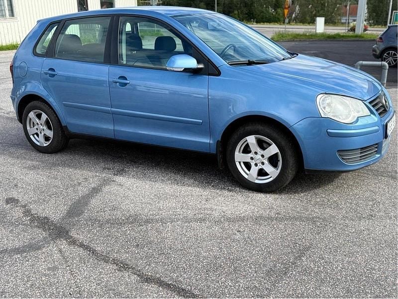 Blå Begagnad 2007 VW Polo Comfortline Halvkombi | 37 900 kr (Marknadspris) - Bild 1/4