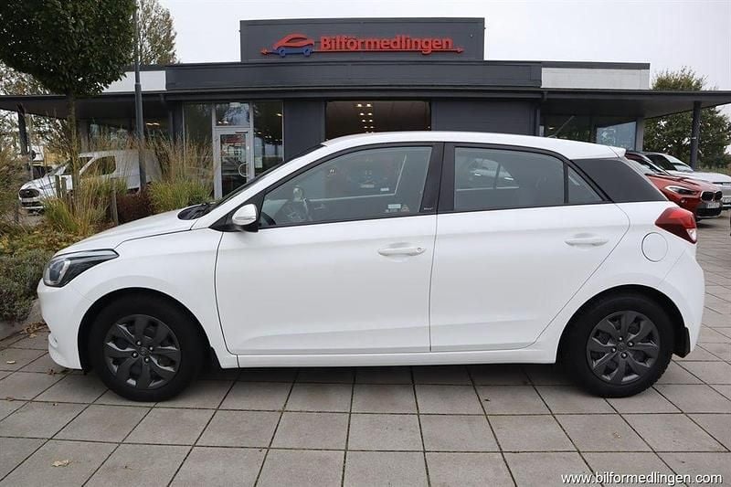 Vit samma som bilen Begagnad 2017 Hyundai i20 Halvkombi | 74 900 kr (Marknadspris) - Bild 1/4