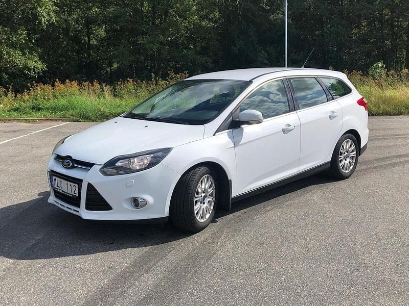 Vit Begagnad 2011 Ford Focus Titanium Kombi | 46 700 kr (Marknadspris) - Bild 1/4