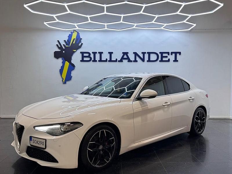 Begagnad Alfa Romeo Giulia Super 180 HK (132 kW) 2016 Vit Sedan