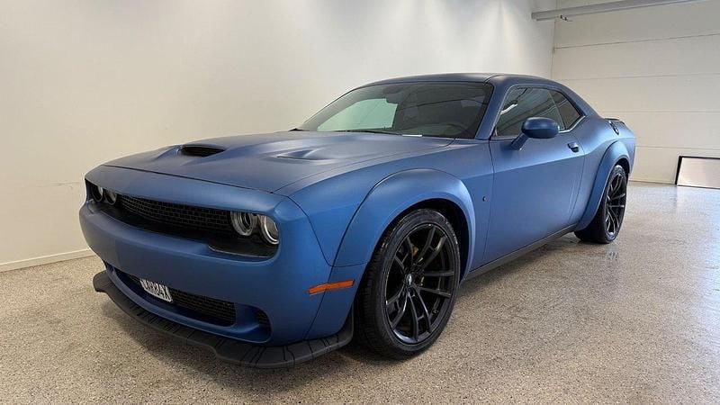 Blå Begagnad 2019 Dodge Challenger Sportkupé | 499 900 kr (Dyr) - Bild 1/4
