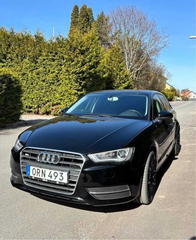 Svart Begagnad 2013 Audi A3 Sportback Attraction Halvkombi | 99 500 kr (Dyr) - Bild 1/4