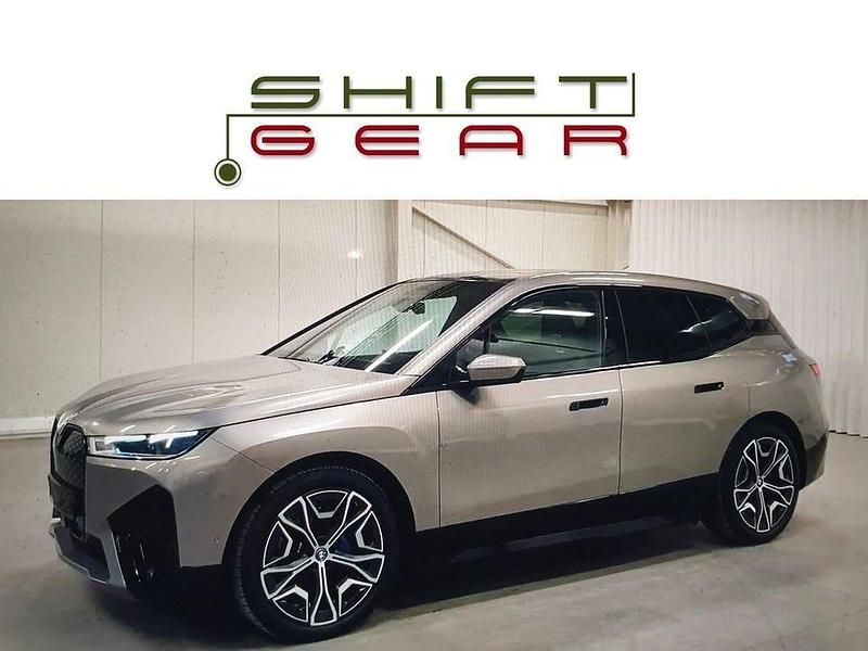 Oxide grey metallic | naturläder amido Begagnad 2024 BMW iX Exclusive SUV | 649 000 kr - Bild 1/4