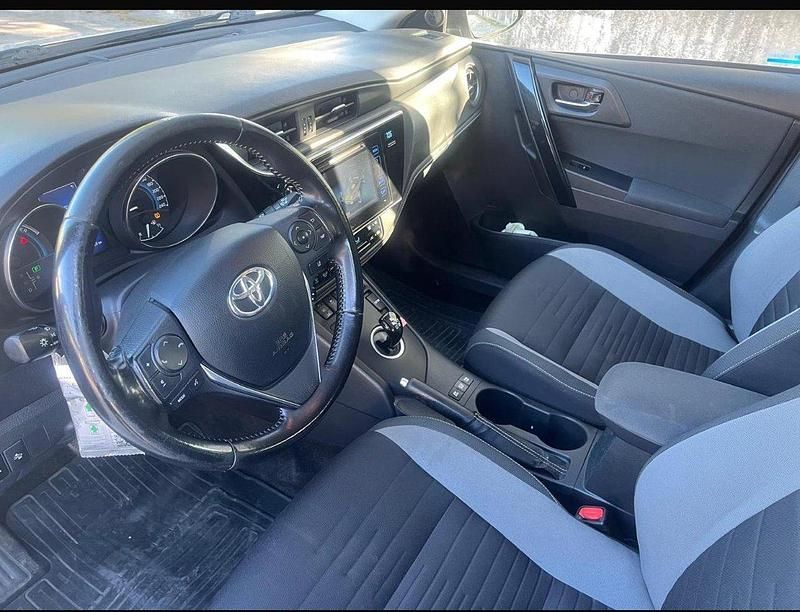 Silver Begagnad 2016 Toyota Auris Hybrid Active Halvkombi | 110 000 kr (Marknadspris) - Bild 1/4