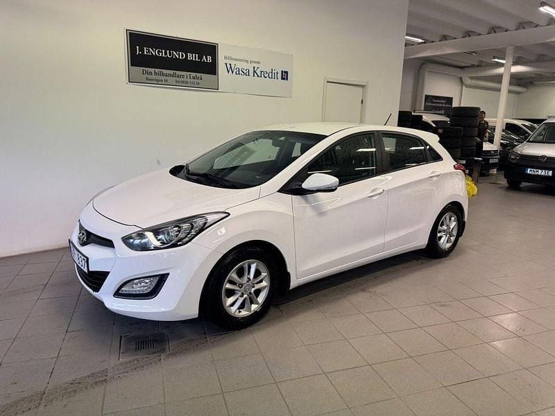 Vit Begagnad 2013 Hyundai i30 Halvkombi | 79 900 kr (Marknadspris) - Bild 1/4