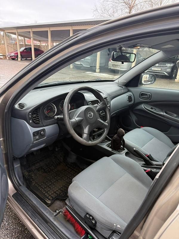 Begagnad Nissan Almera 98 HK (72 kW) 2006 Brun