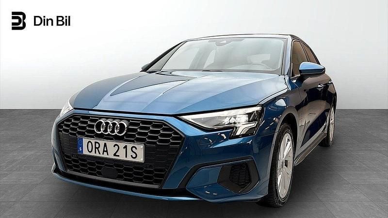 Blå (atollblå metallic) Begagnad 2023 Audi A3 Sportback Premium Halvkombi | 259 000 kr (Marknadspris) - Bild 1/4