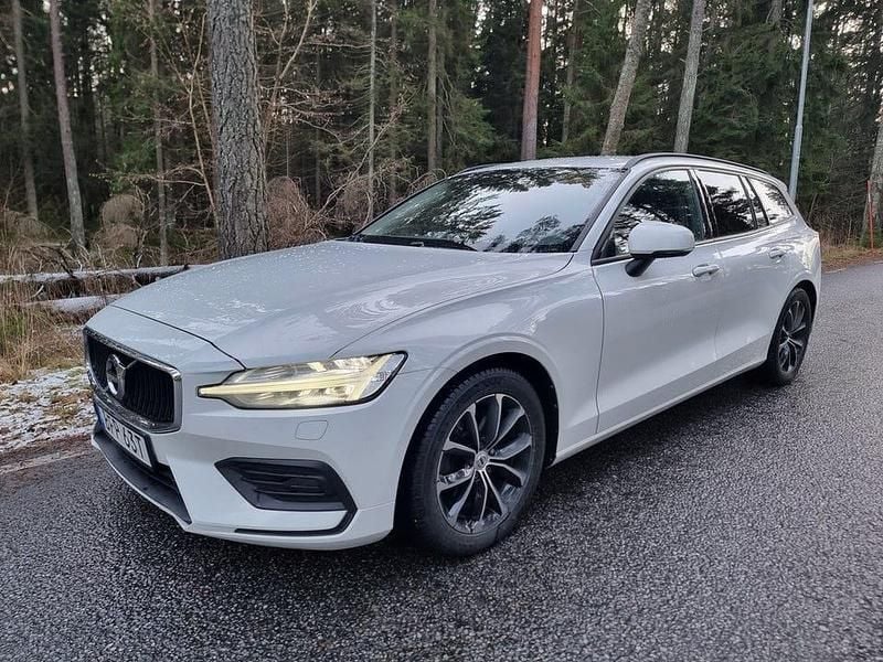 Begagnad Volvo V60 Momentum 150 HK (110 kW) 2019 Vit Kombi