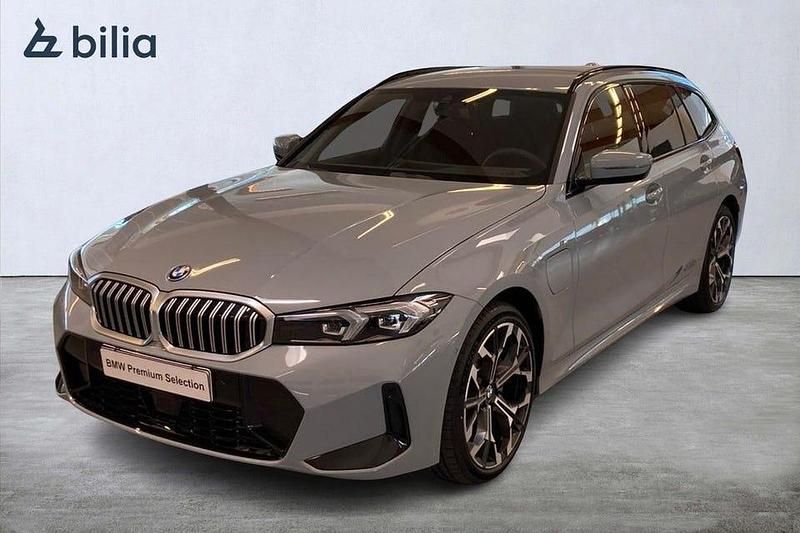 Grå Begagnad 2025 BMW 330 M Sport Kombi | 569 000 kr - Bild 1/4