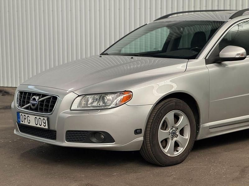 Begagnad Volvo V70 Momentum 231 HK (169 kW) 2009 Ljusgrå Kombi