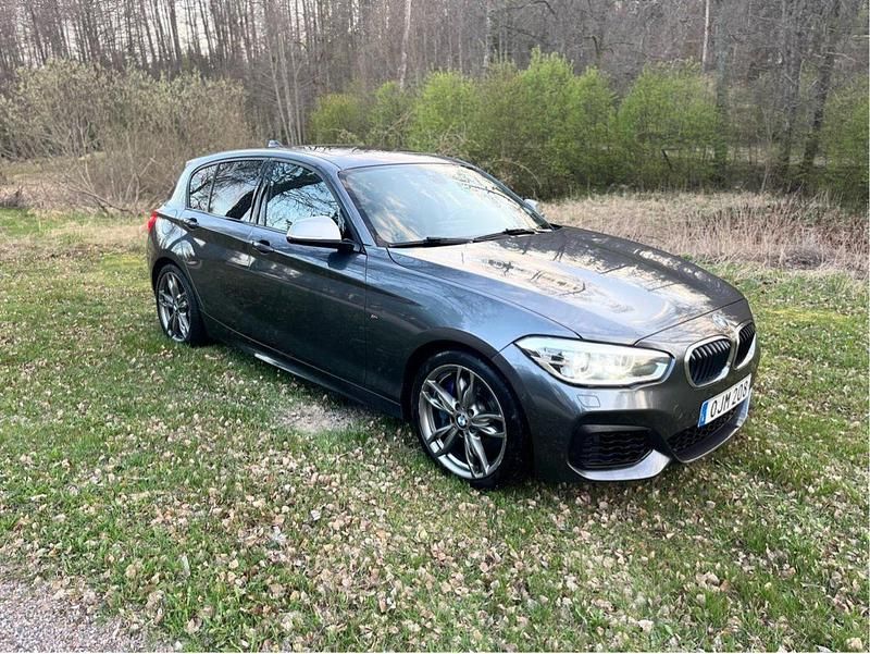 Grå Begagnad 2017 BMW M140 M Sport Halvkombi | 325 000 kr - Bild 1/4