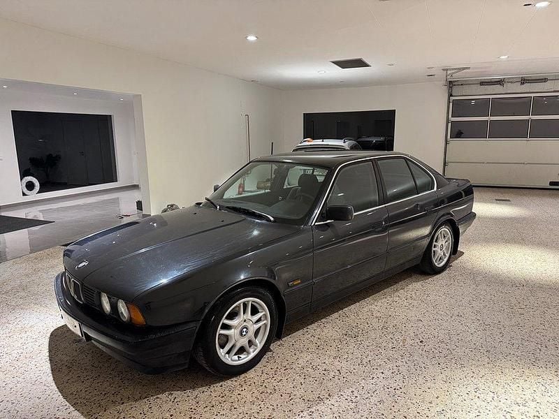 Svart Begagnad 1993 BMW 525 Sedan | 54 900 kr - Bild 1/4