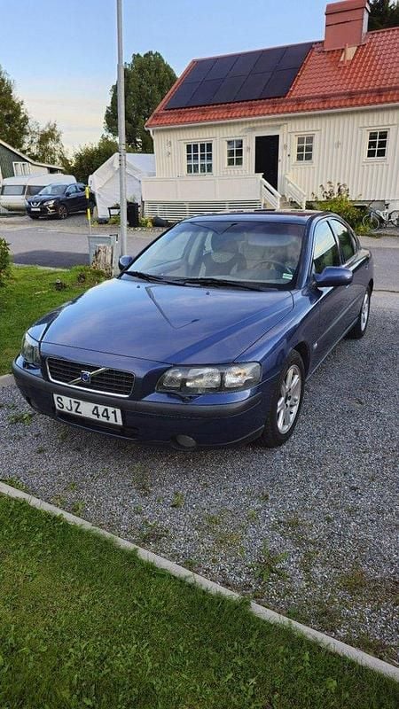 Blå Begagnad 2001 Volvo S60 Sedan | 40 000 kr (Marknadspris) - Bild 1/4