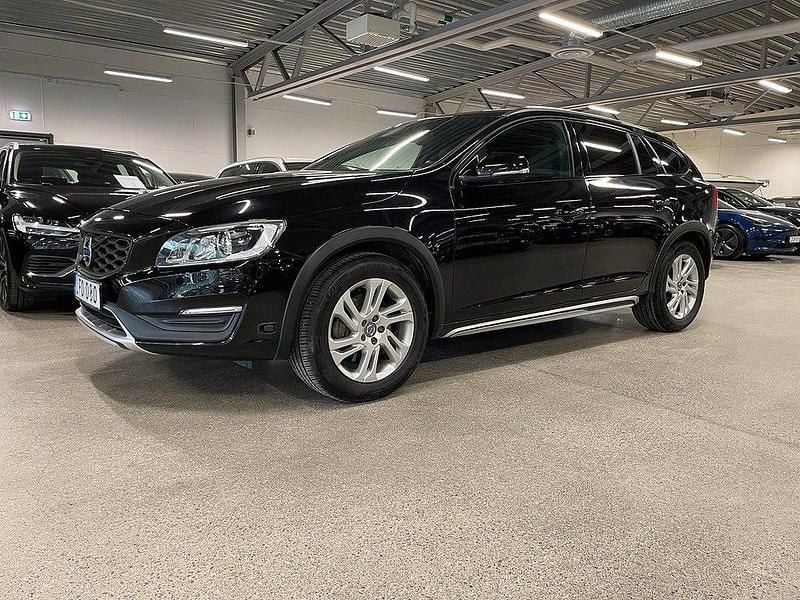Svart Begagnad 2015 Volvo V60 CC Summum Kombi | 224 900 kr (Marknadspris) - Bild 1/4