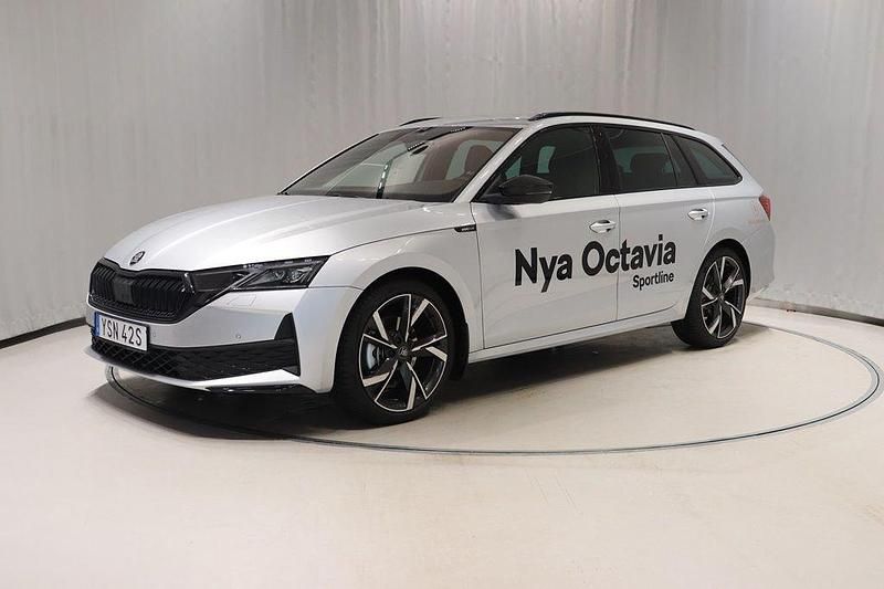 Silver Begagnad 2025 Skoda Octavia SportLine Kombi | 389 900 kr (Dyr) - Bild 1/4