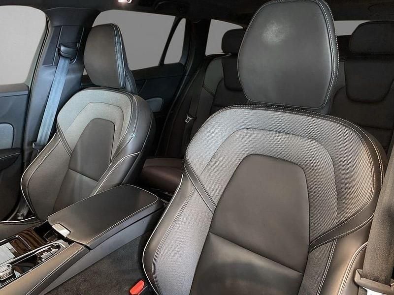 Begagnad Volvo V60 R-Design 462 HK (339 kW) 2022 Svart Kombi