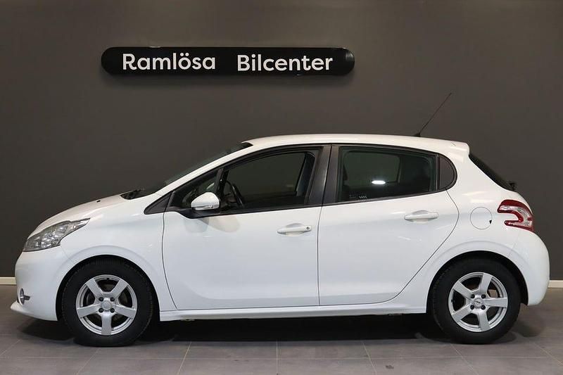 Vit Begagnad 2012 Peugeot 208 Halvkombi | 74 900 kr (Marknadspris) - Bild 1/4
