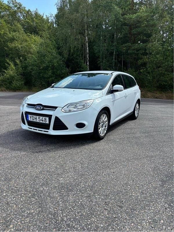 Vit Begagnad 2012 Ford Focus Kombi | 43 900 kr (Bra pris) - Bild 1/4