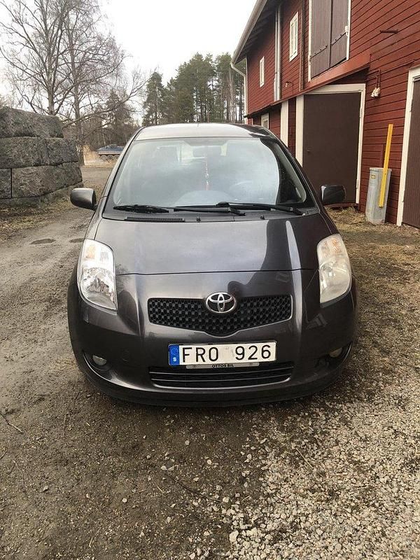 Grå Begagnad 2008 Toyota Yaris Halvkombi | 44 500 kr (Marknadspris) - Bild 1/4
