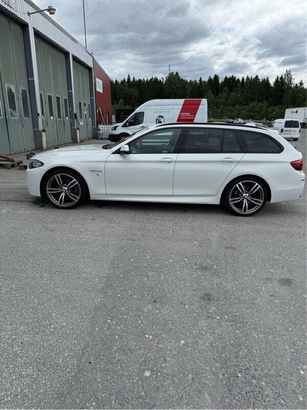 Vit Begagnad 2016 BMW 520 M Sport Kombi | 210 000 kr (Marknadspris) - Bild 1/4