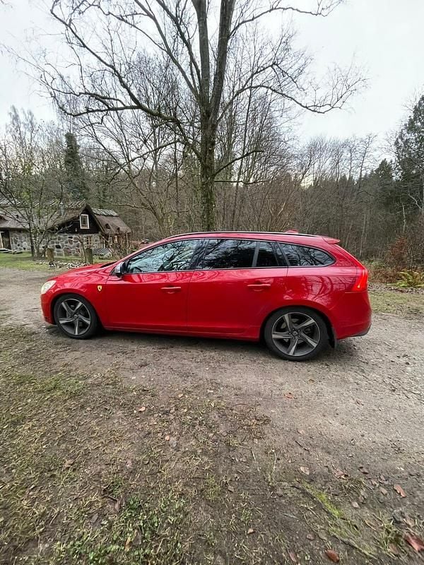 Begagnad 2012 Volvo V60 R-Design Kombi | 82 900 kr (Marknadspris) - Bild 1/4