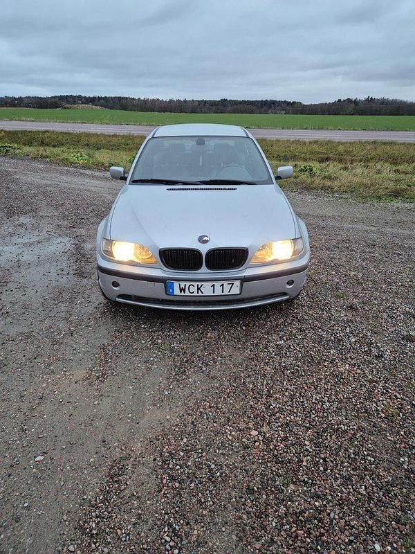 Grå Begagnad 2005 BMW 318 Sedan | 29 900 kr (Bra pris) - Bild 1/4