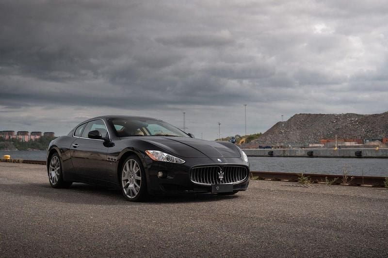 Grå Begagnad 2008 Maserati Granturismo Sportkupé | 445 000 kr - Bild 1/4