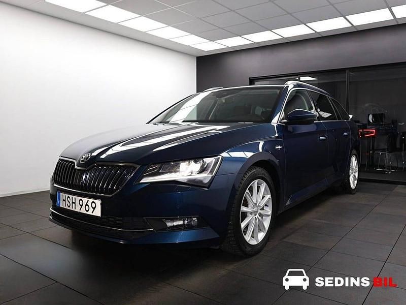 Blå Begagnad 2017 Skoda Superb Kombi | 134 900 kr (Marknadspris) - Bild 1/4