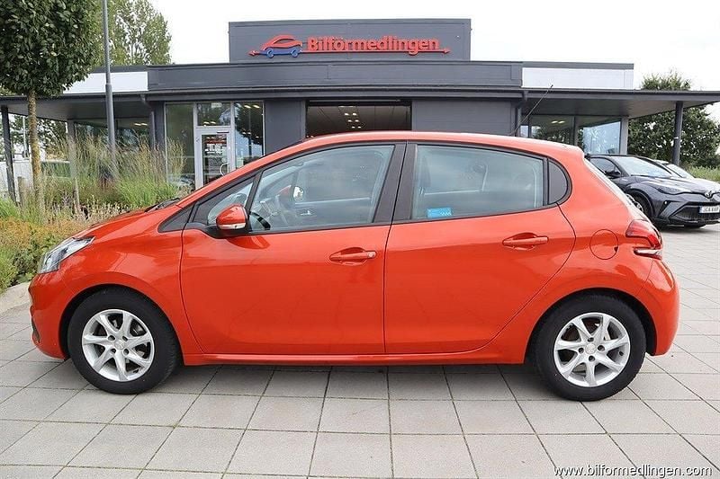 Orange Begagnad 2017 Peugeot 208 Halvkombi | 94 900 kr (Marknadspris) - Bild 1/4