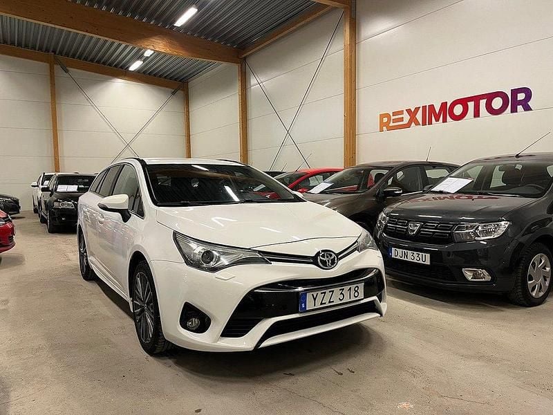 Vit Begagnad 2017 Toyota Avensis Multidrive S Kombi | 159 900 kr (Marknadspris) - Bild 1/4