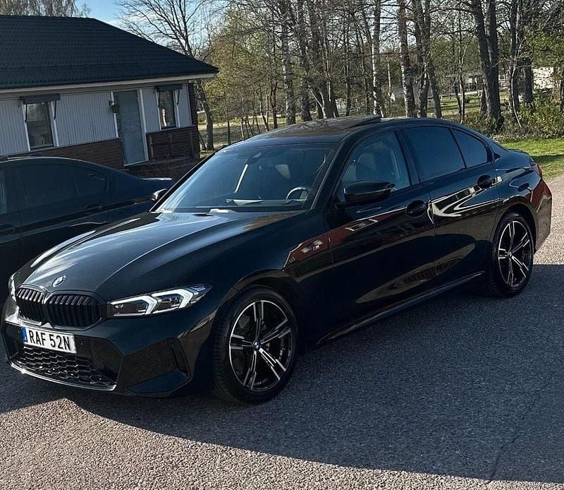 Svart Begagnad 2023 BMW 320 M Sport Sedan | 470 000 kr (Marknadspris) - Bild 1/4