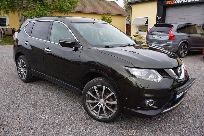 Mörkgrön Begagnad 2015 Nissan X-Trail 360º SUV | 99 900 kr (Marknadspris) - Bild 1/4