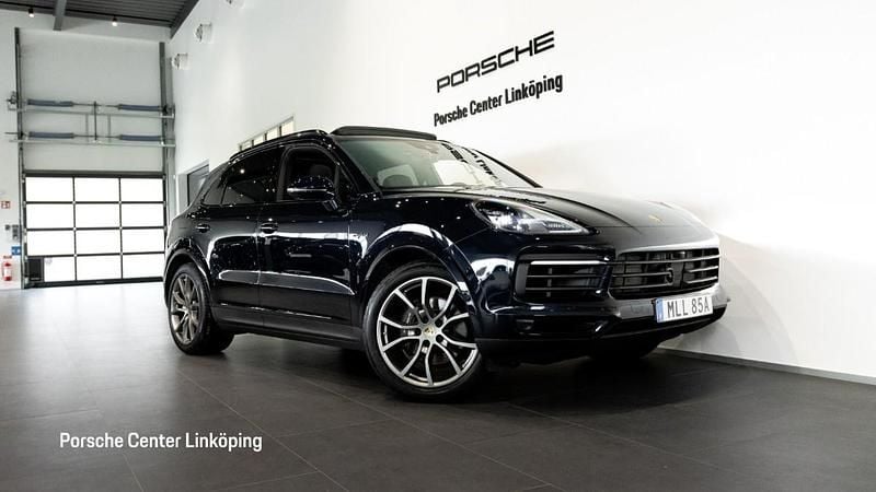 Blå (blue) Begagnad 2023 Porsche Cayenne Platinum Edition SUV | 865 000 kr (Bra pris) - Bild 1/4