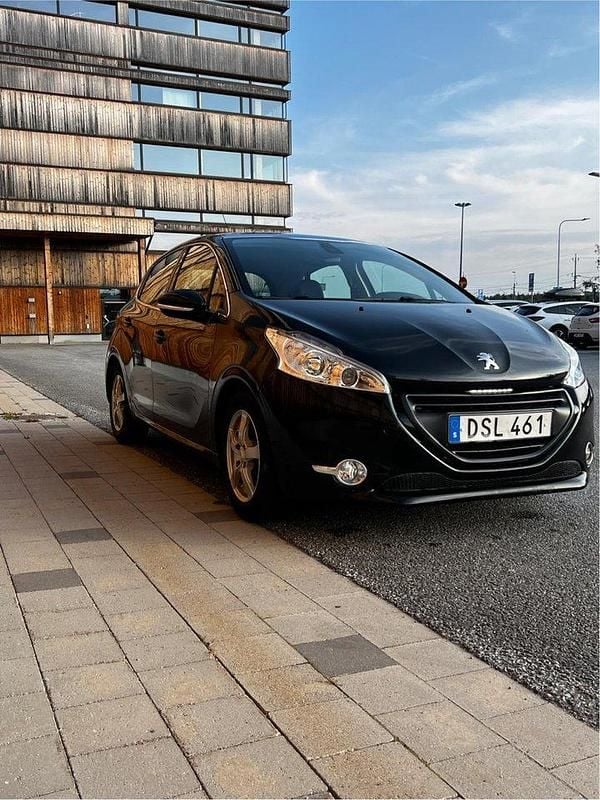 Svart Begagnad 2014 Peugeot 208 Halvkombi | 59 000 kr (Superpris) - Bild 1/4